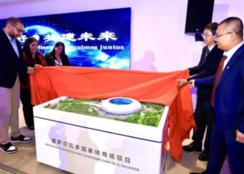 Embajada de la República Popular China hace donativo de maqueta del futuro Estadio Nacional a la BINAES