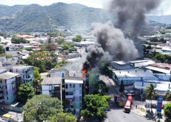Reportan fuerte incendio en Condominios Regis, San Salvador