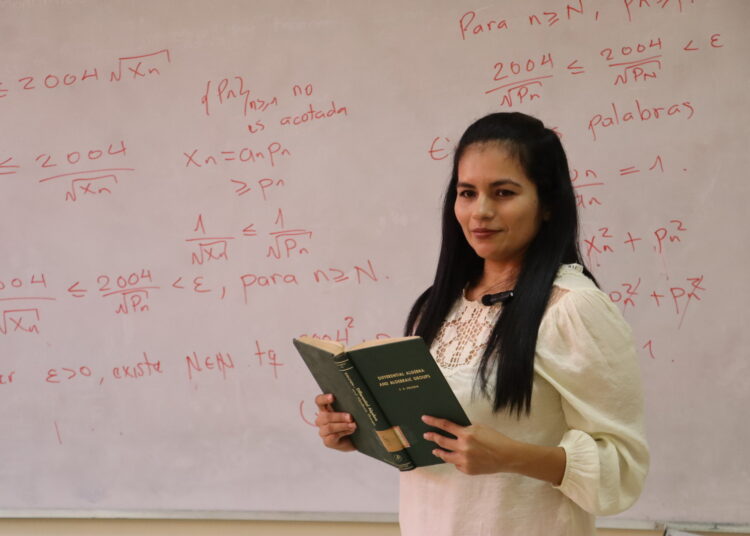 Ingrid Martínez se ha convertido en la primera doctora en Matemática de El Salvador