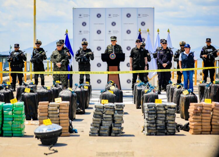 Presentan 1.5 toneladas de droga incautadas en alta mar