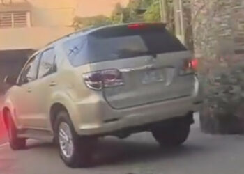 VMT sanciona a conductor que circulaba sobre acera