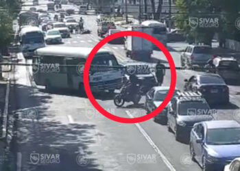 Conductor impacta a motociclista tras discusión y es retenido por motorista de coaster