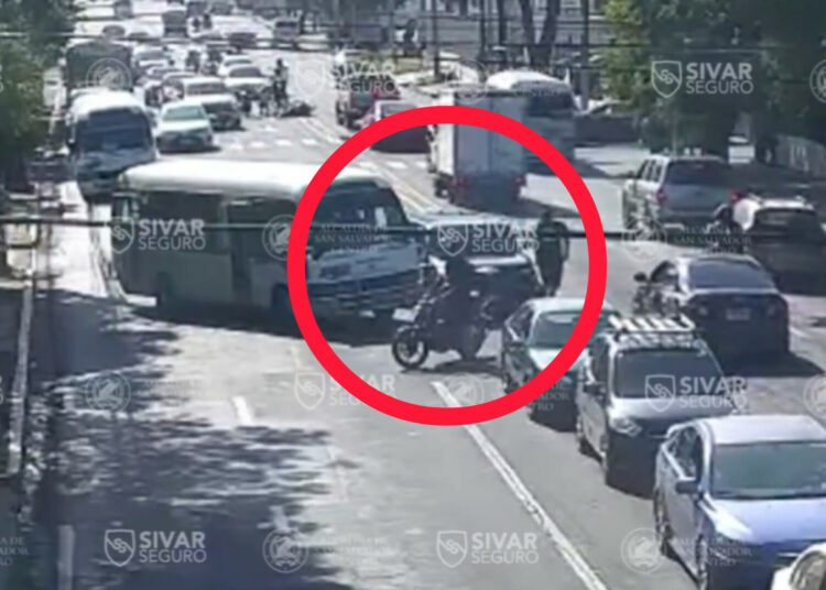 Conductor impacta a motociclista tras discusión y es retenido por motorista de coaster