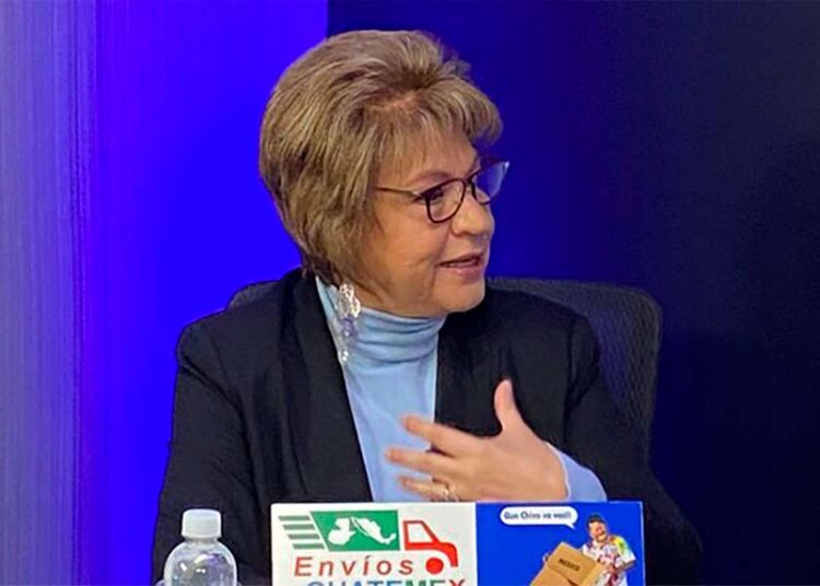 Como «estúpidos» califica a personas que siguen al presidente Bukele excatedrática Julia Evelin Martínez