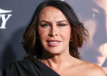 Karla Sofía Gascón admite que sufrió un ‘dolor abrumador’ tras la controversia, pero se compromete a corregir sus ‘errores del pasado’