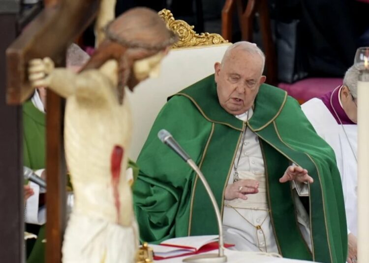 El Vaticano informó que el papa Francisco se encuentra “estable” tras una noche de buen descanso