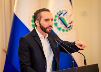 Presidente Bukele rechaza alzas en costos de licencias y exige reembolsos a negocios afectados