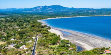 Turistas que visitan El Salvador amplían su ruta hacia las playas del oriente del país
