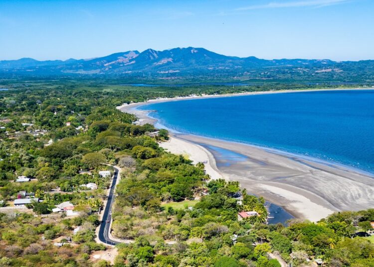 Turistas que visitan El Salvador amplían su ruta hacia las playas del oriente del país