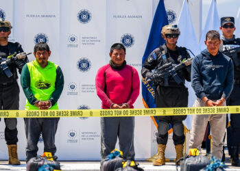 Presentan a extranjeros que llevaban droga capturados por autoridades de El Salvador
