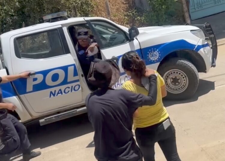 Agentes de la PNC de Santa Rosa de Lima asisten a futura mamá