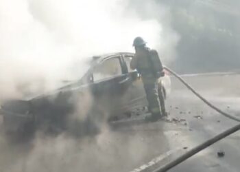 Controlan fuego en automóvil cerca de Plaza Bicentenario en Antiguo Cuscatlán