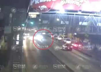 Peatón es atropellado abajo de pasarela de la Juan Pablo II