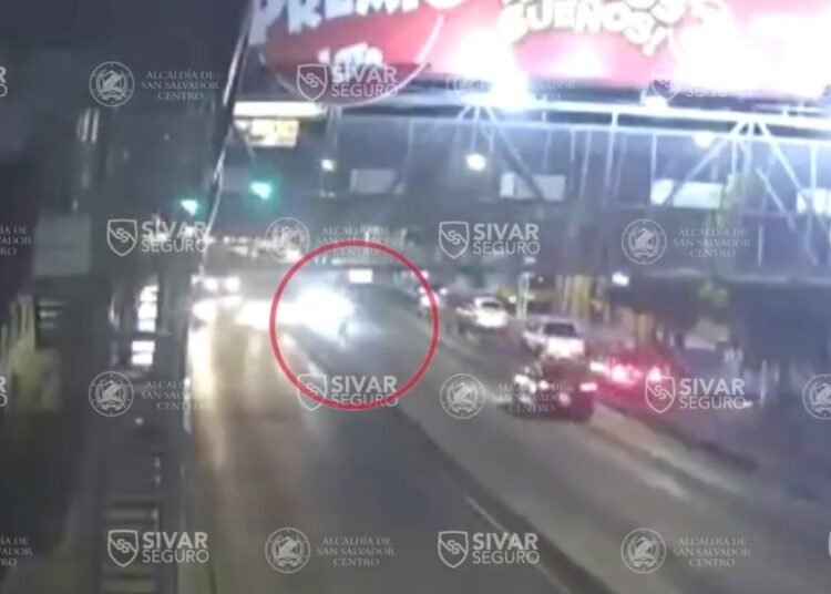 Peatón es atropellado abajo de pasarela de la Juan Pablo II