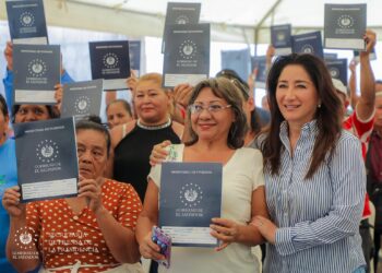 Gobierno de El Salvador entrega escrituras de propiedad a 68 familias que esperaron por décadas
