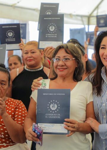 Gobierno de El Salvador entrega escrituras de propiedad a 68 familias que esperaron por décadas