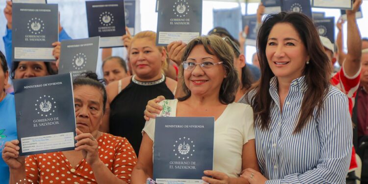 Gobierno de El Salvador entrega escrituras de propiedad a 68 familias que esperaron por décadas