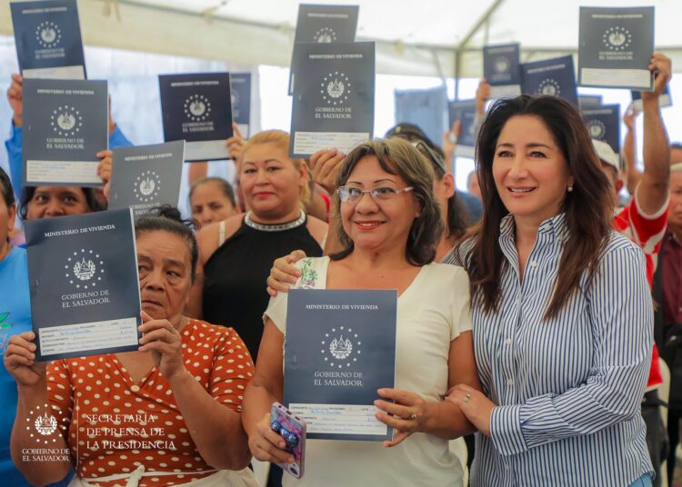 Gobierno de El Salvador entrega escrituras de propiedad a 68 familias que esperaron por décadas