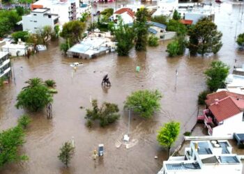 Sube a 16 las personas fallecidas por fuertes lluvias en Bahía Blanca, Argentina