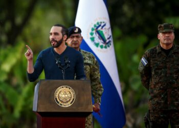Estados Unidos envía pandilleros al CECOT, donde cumplirán condena, confirma Nayib Bukele