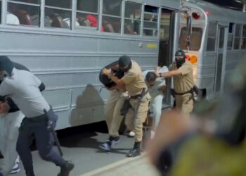 Llegan peligrosos pandilleros al CECOT, enviados por EEUU, serán sometidos a un estricto régimen