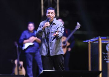 Daddy Yankee elogia la transformación de El Salvador y llama a la fe en evento cristiano