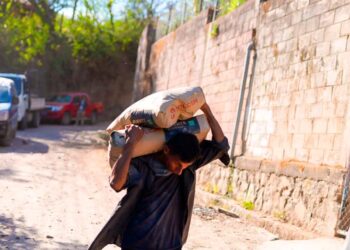 ADESCOS de Santa Ana Centro reciben materiales de construcción de la municipalidad