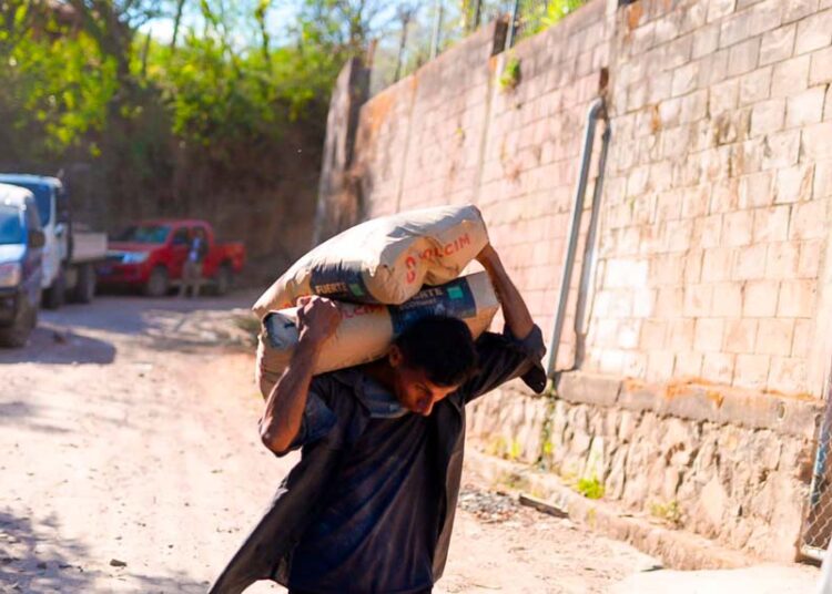 ADESCOS de Santa Ana Centro reciben materiales de construcción de la municipalidad