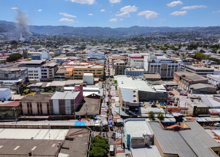 Alcaldía notifica las calles de San Salvador con paso restringido por reubicación de vendedores