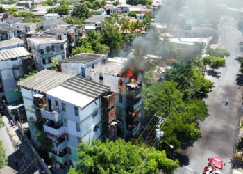 Varios apartamentos se incendian en Condominio Regis, del barrio San Jacinto