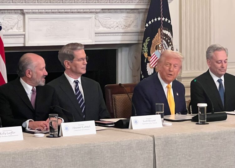 Trump dice a líderes de criptomonedas en cumbre de la Casa Blanca que apoya su industria