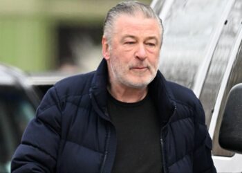 Denuncian a Alec Baldwin por lucrar con la tragedia de Halyna Hutchins en su nuevo reality show