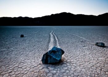El enigma de las «piedras vela»: 320 kg que se mueven solos