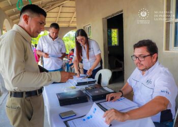 Familias reciben escrituras de propiedad beneficiando a comunidades La Esperanza 3 y El Tiangue en Cabañas Este