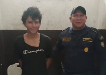 Población detiene a delincuente y lo entrega a la policía, en Guatemala