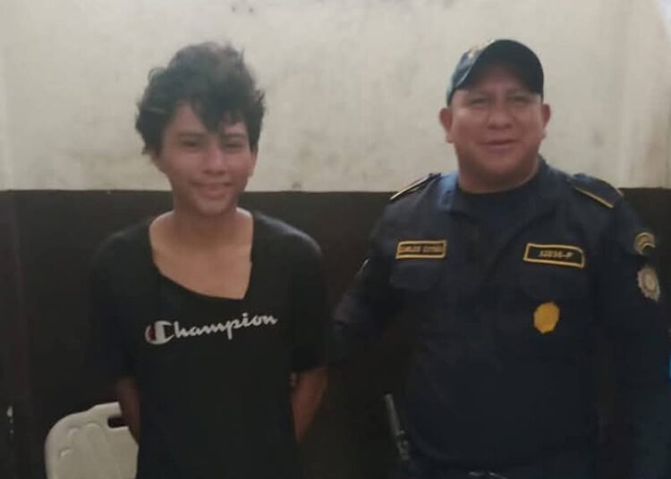 Población detiene a delincuente y lo entrega a la policía, en Guatemala