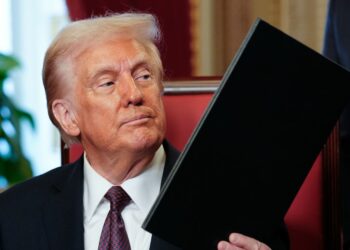 Trump confirma aranceles a México y Canadá para el martes, considera acuerdo libre comercio con Argentina