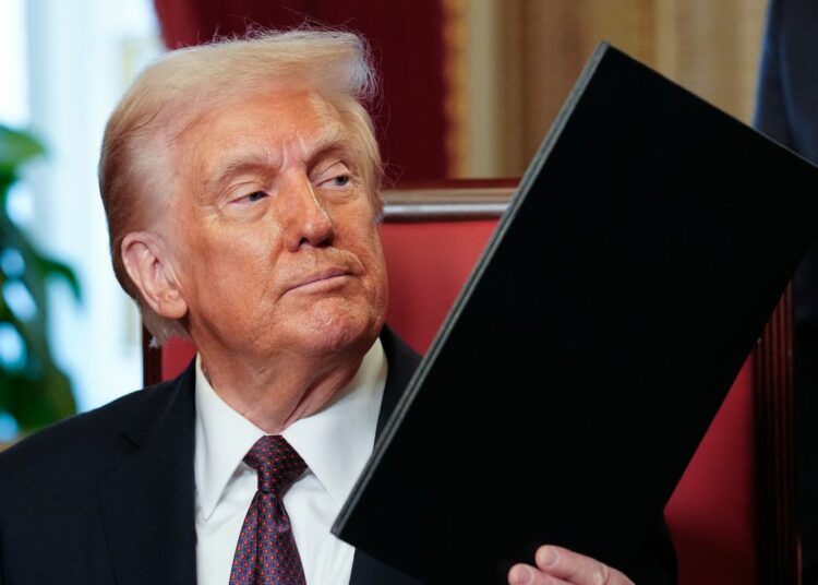 Trump confirma aranceles a México y Canadá para el martes, considera acuerdo libre comercio con Argentina