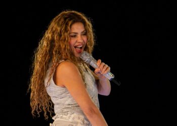 Shakira ofrece concierto especial para sus fans a las afueras de su hotel tras cancelar su show en Chile