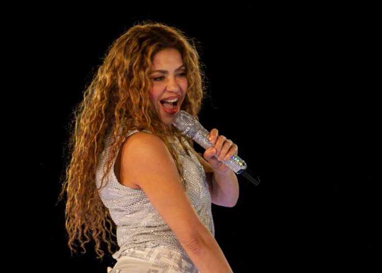Shakira ofrece concierto especial para sus fans a las afueras de su hotel tras cancelar su show en Chile
