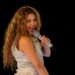 Shakira ofrece concierto especial para sus fans a las afueras de su hotel tras cancelar su show en Chile