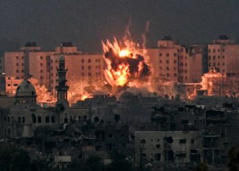 Israel bombardea Gaza mientras se negocia extender la tregua