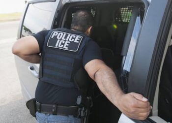 Redadas de ICE desatan el pánico en Nueva York, barrios latinos se vacían y comercios entran en crisis