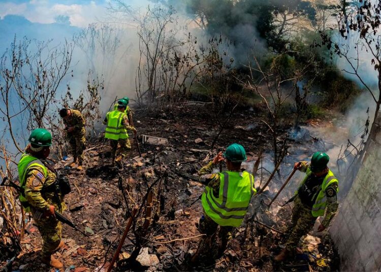 Bomberos controlan incendio en predio baldío en Ciudad Delgado