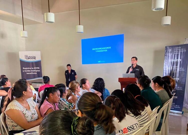 Emprendedores de San Miguel reciben acreditación para manipulación segura de alimentos