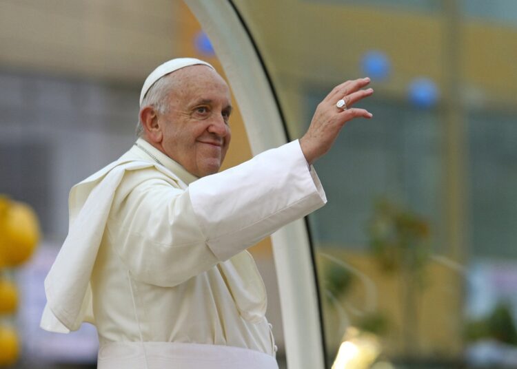 Papa Francisco mejora y sale del estado crítico