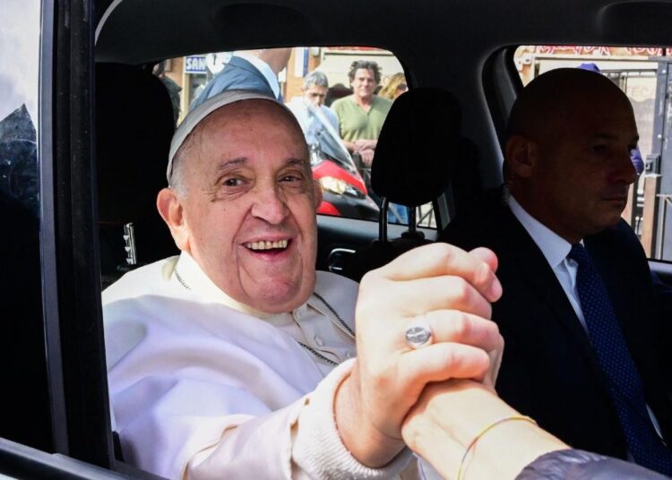 El Papa Francisco muestra mejoría en su recuperación mientras reza por víctimas del terremoto en Myanmar