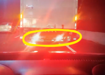 Denuncian a camión por circular con luces traseras inadecuadas