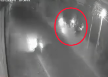 Captan momento exacto en que un vehículo cae a un barranco en Cabañas