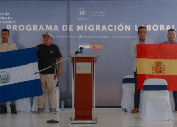 Primer grupo de trabajadores salvadoreños viaja a España con visa de trabajo